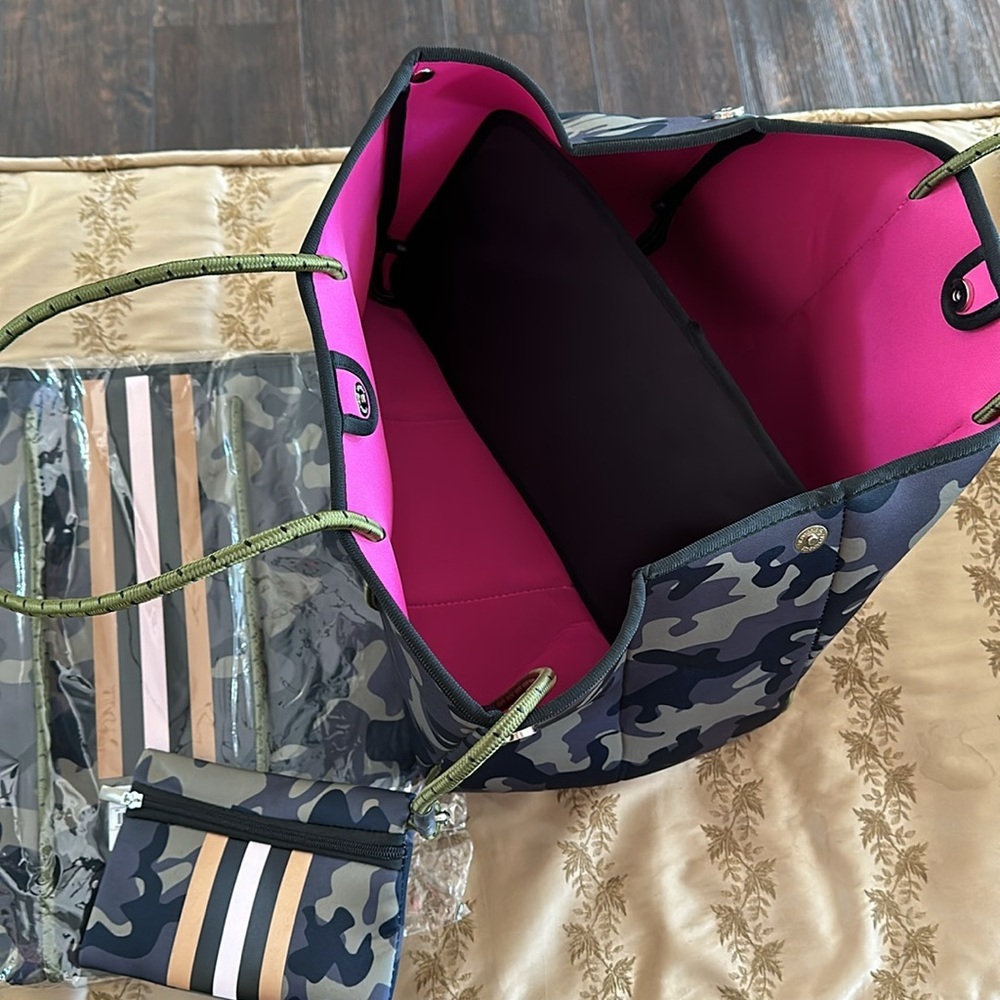 Large Capacity Neoprene Camouflage Tote Bag w/ Coin Pouch - Picture 6 of 13